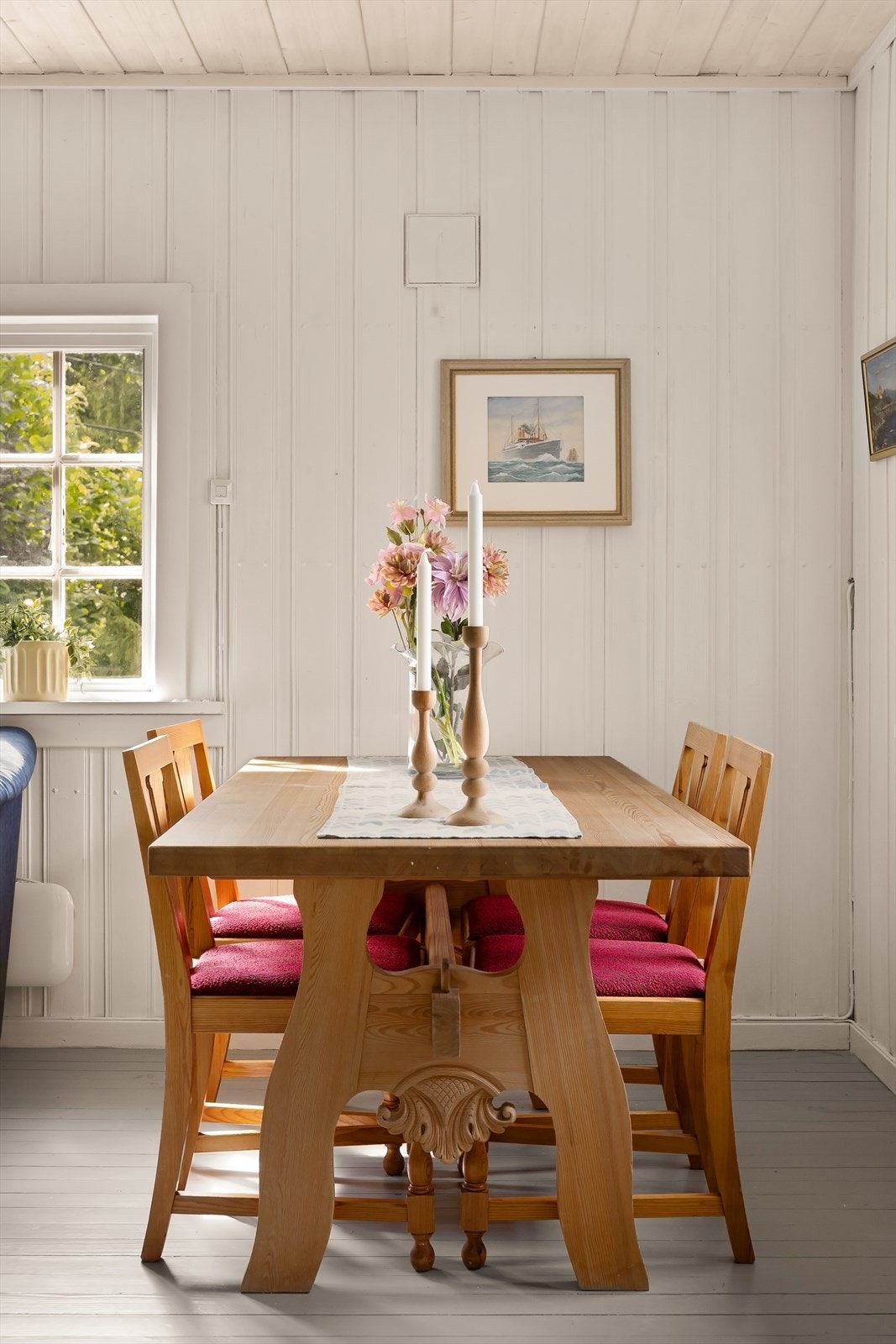 Stuen har god plass til spisebord, med vindusflater som gir fint dagslys ved spisebordet. Galleribilde