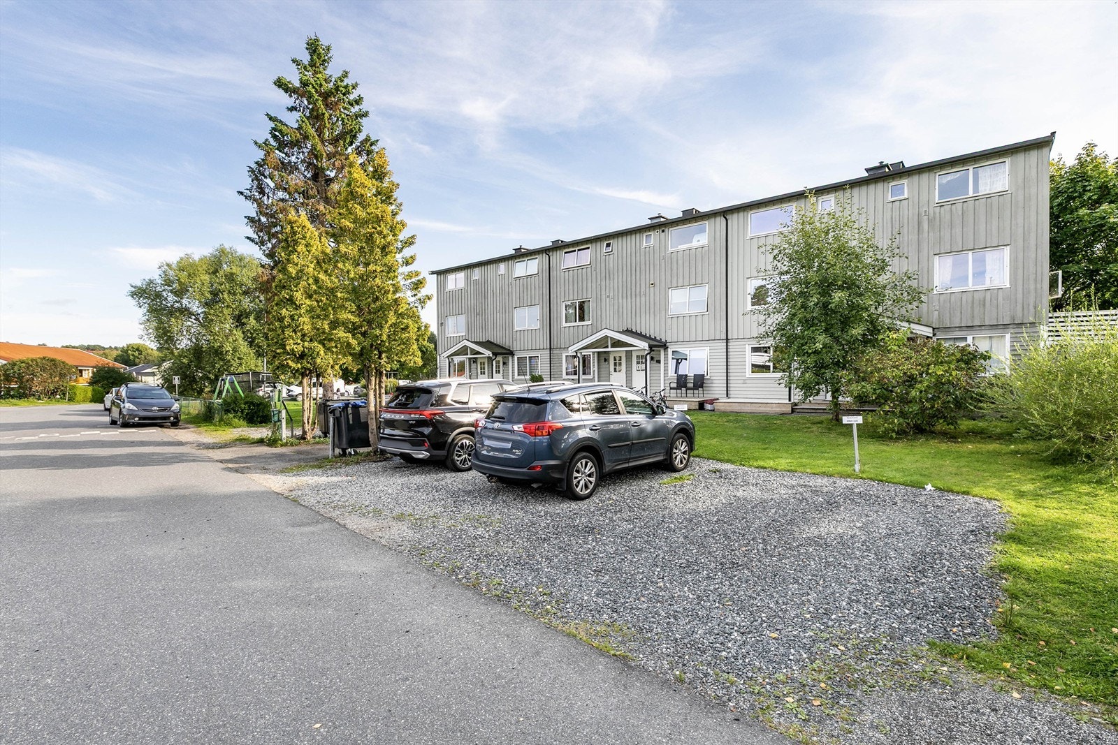 Boligen disponerer en oppmerket biloppstillingsplass på fellesareal få meter fra inngangsdøren. Galleribilde