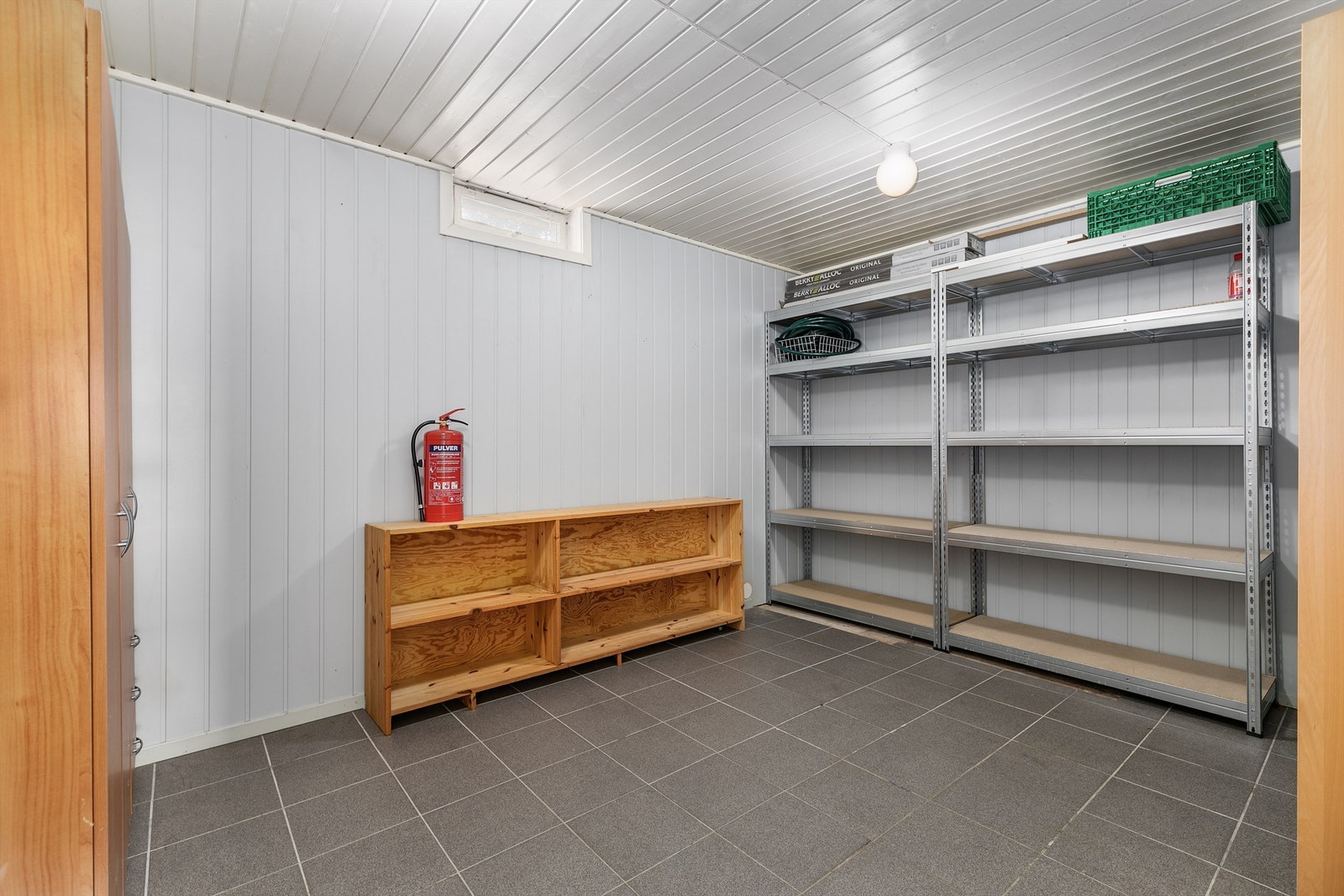 Boden innerst i underetasjen er oppmålt til ca. 12 kvm. og har lett tilgjengelig lagringsplass. Galleribilde