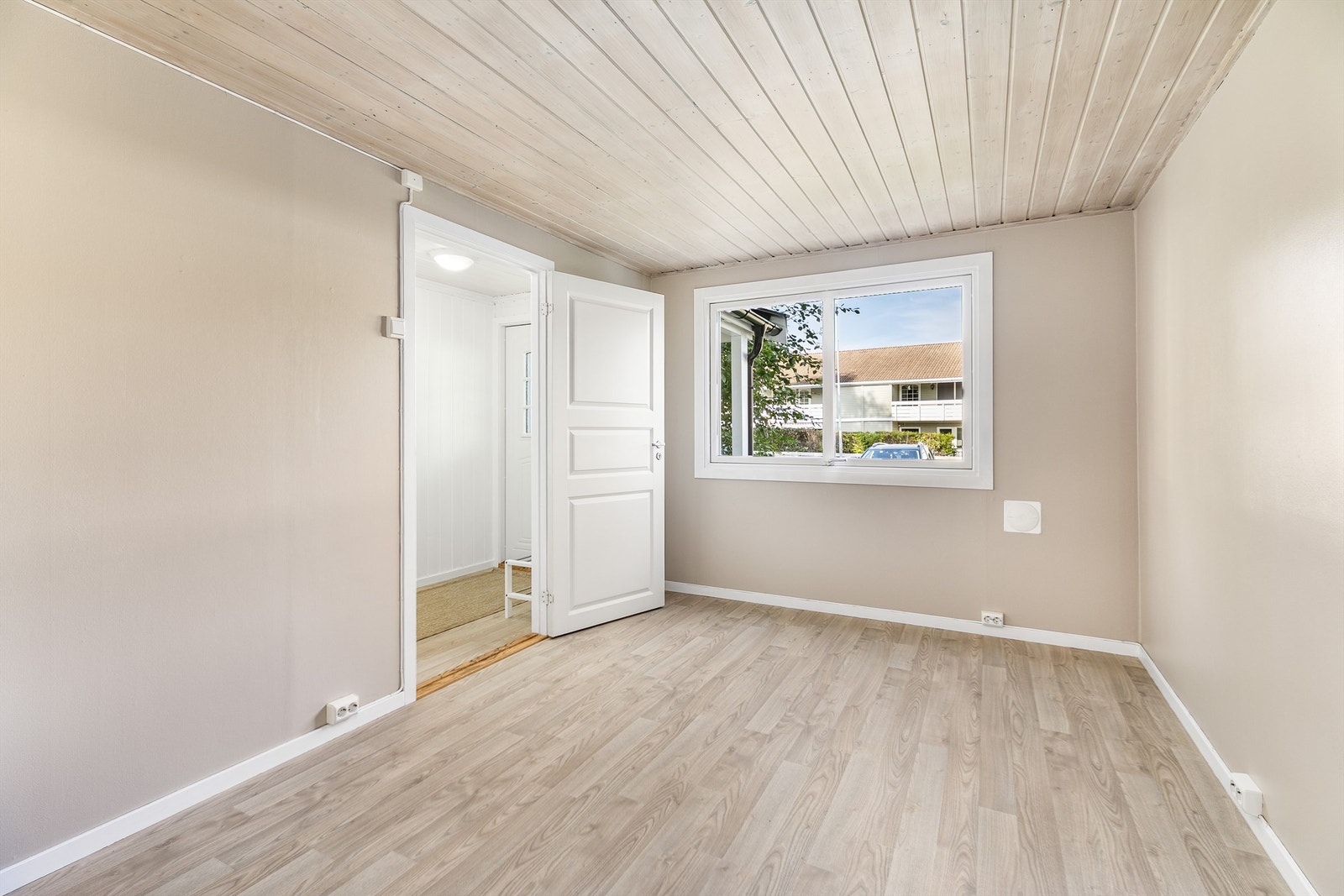 Entreen inngår også i underetasjen, adkomst til de øvrige to skjer via etasjens store rom. Galleribilde