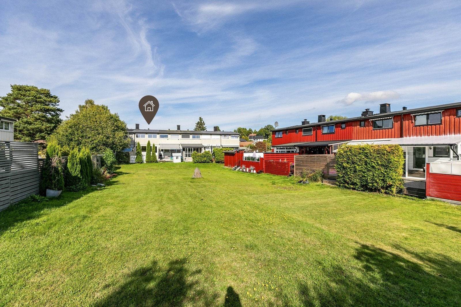 Store grøntarealer med masse tumleplass omgir rekkehusene på Ørejordet. Galleribilde