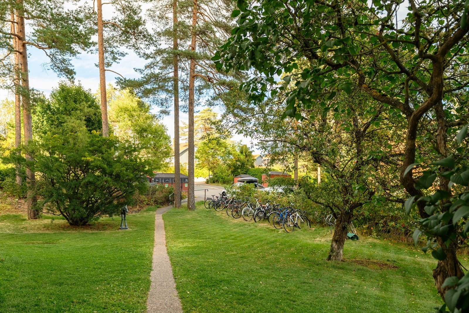Det er utendørs sykkelparkering i tillegg til innendørs og separat sykkelbod Galleribilde
