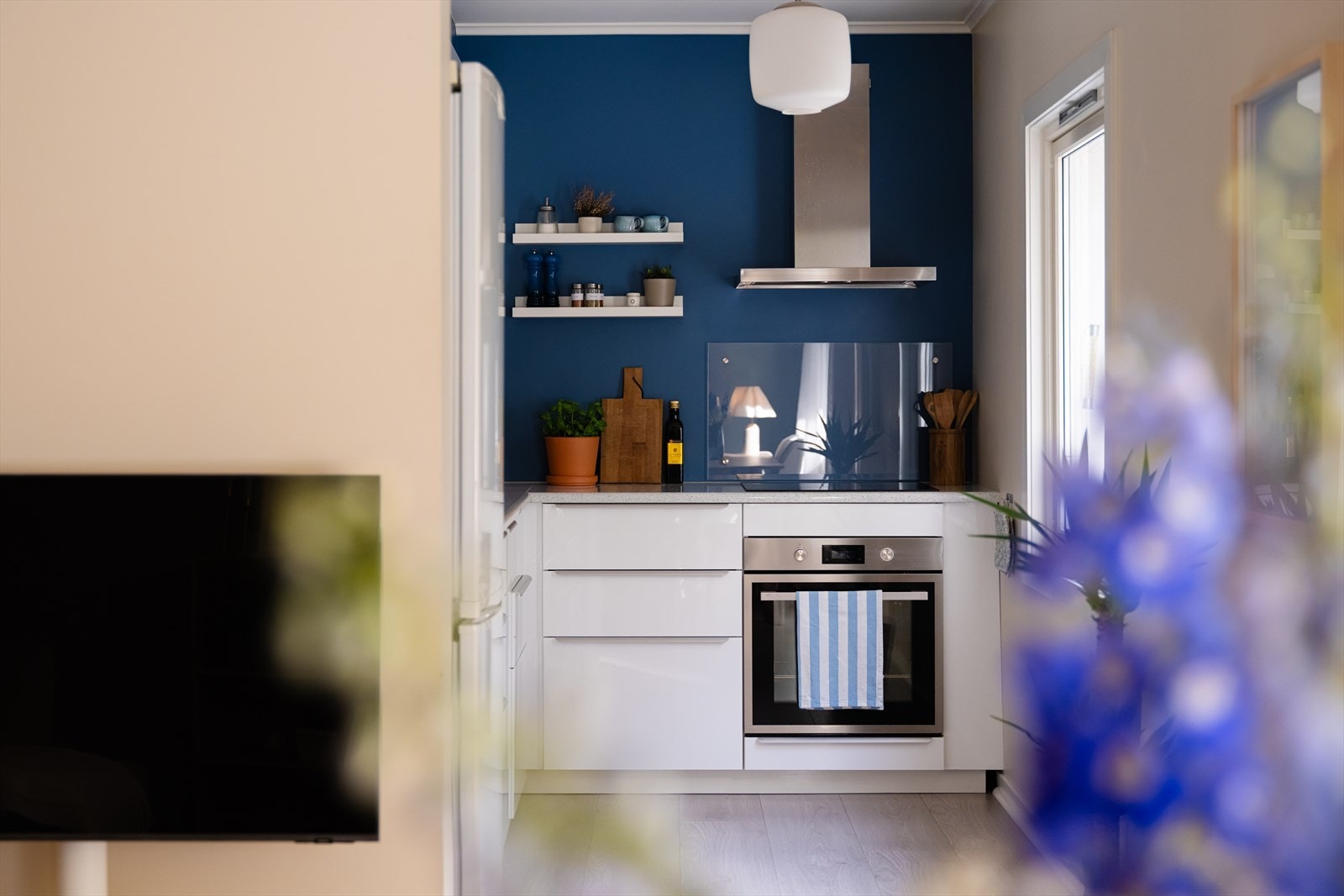 Kjøkkenet er tilbaketrukket i eget hjørne, men i åpen løsning med stuen. Galleribilde