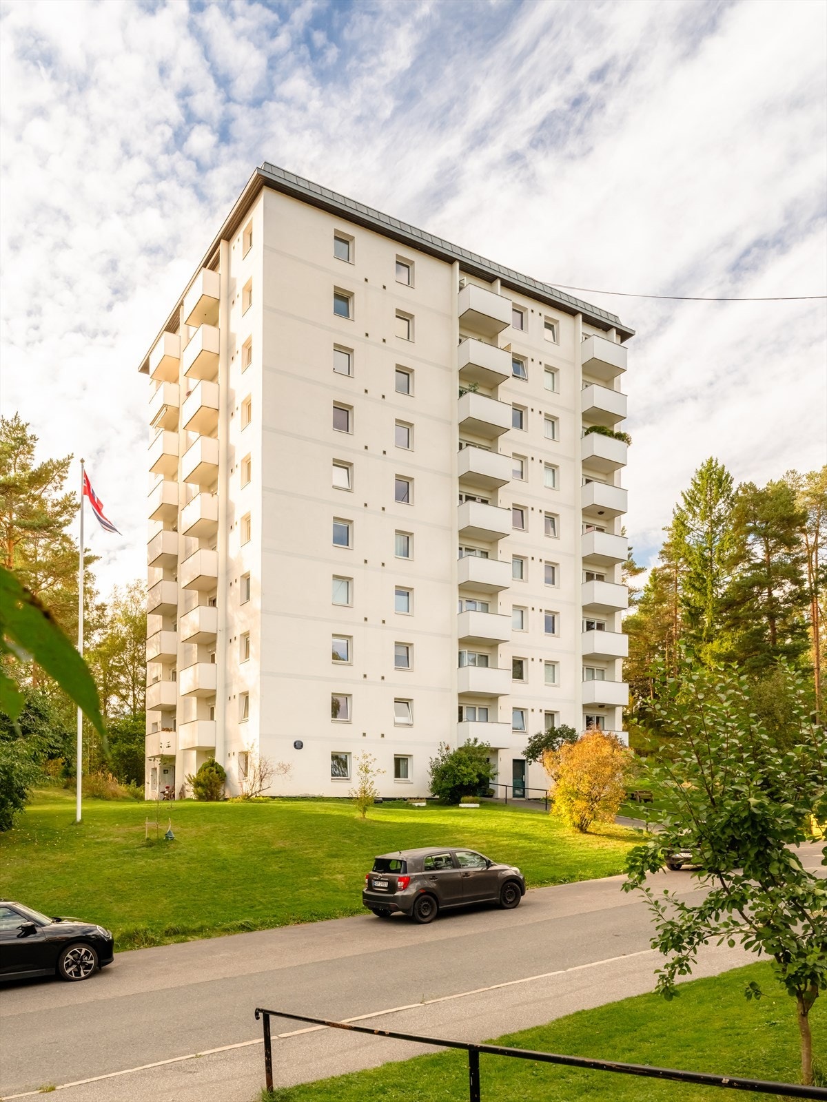 Leiligheten er en del av et veletablert borettslag med store, grønne fellesarealer. Galleribilde