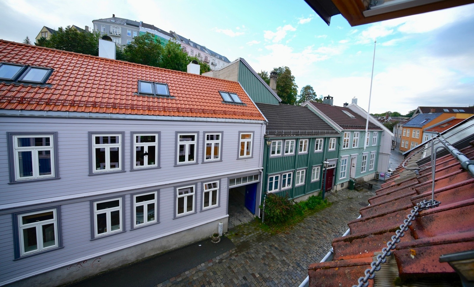 En beliggenhet med historie i veggene, omgitt av Bakklandets ikoniske trehusbebyggelse og sjarmerende brosteinsgater, samtidig som Trondheim sentrum ligger like i nærheten. (Selgers bilde) Galleribilde