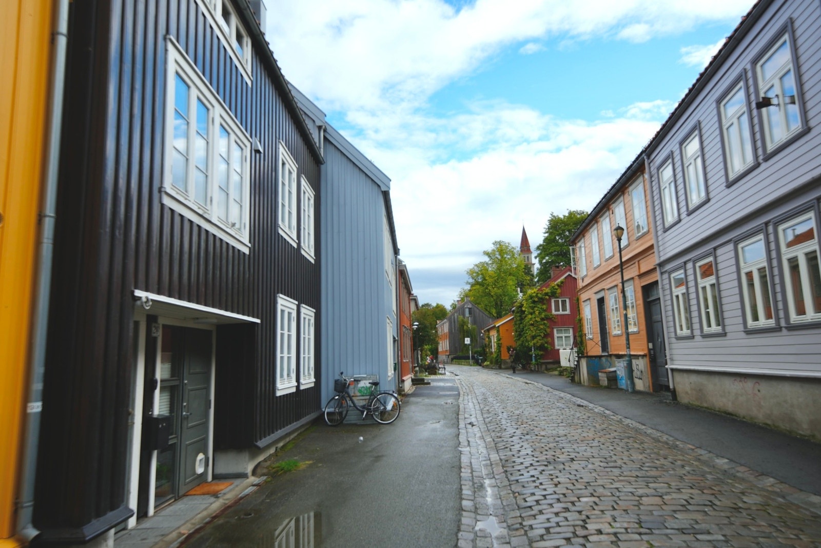 Marinen ligger en kort spasertur unna og byr på grønne omgivelser langs Nidelva midt i byen. (Selgers bilde) Galleribilde