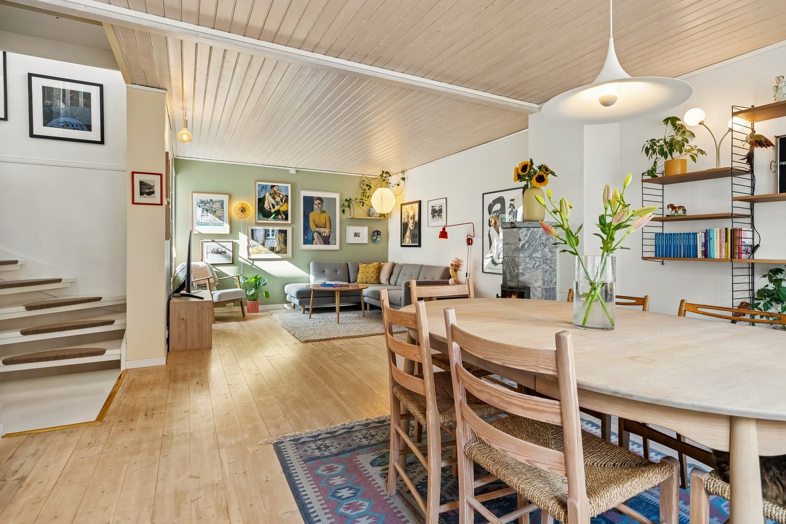 Spiseplassen ligger i naturlig tilknytning til stuen, med tregulv og panel i himlingen som skaper en fin helhet mellom oppholdssonene. Galleribilde