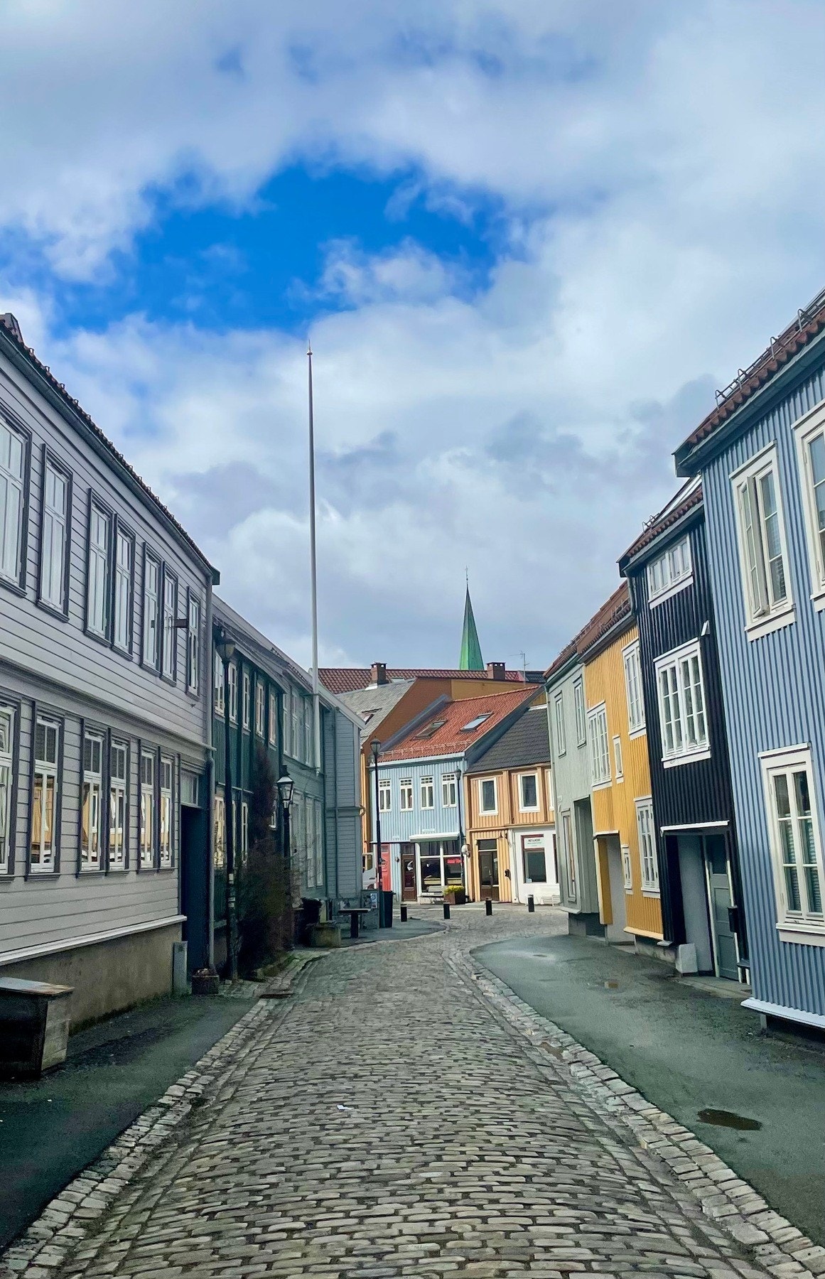Her har du Bakklandets populære restauranter og kaféer like i nærheten, med kort gangavstand til både Trondheim sentrum og Kristiansten festning. (Selgers bilde) Galleribilde