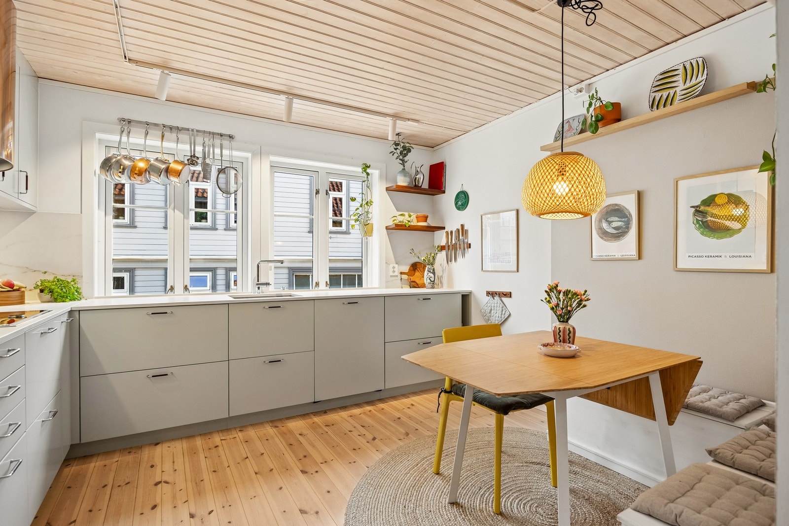 Kjøkkenet byr også på en naturlig spiseplass, med store vindusflater som sørger for rikelig med dagslys og en luftig romfølelse. Galleribilde