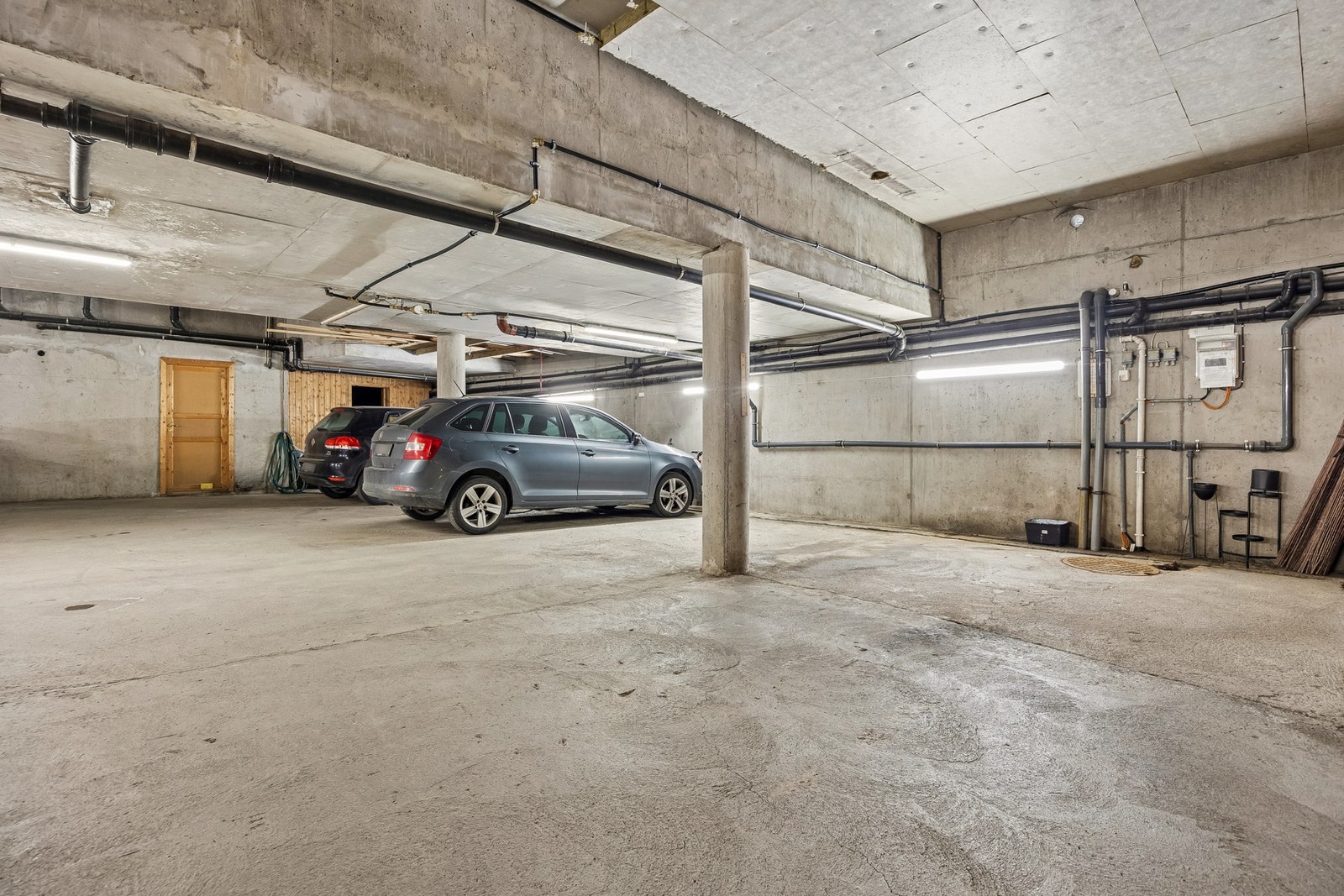 Boligen disponerer en p-plass i felles parkeringskjeller. Galleribilde