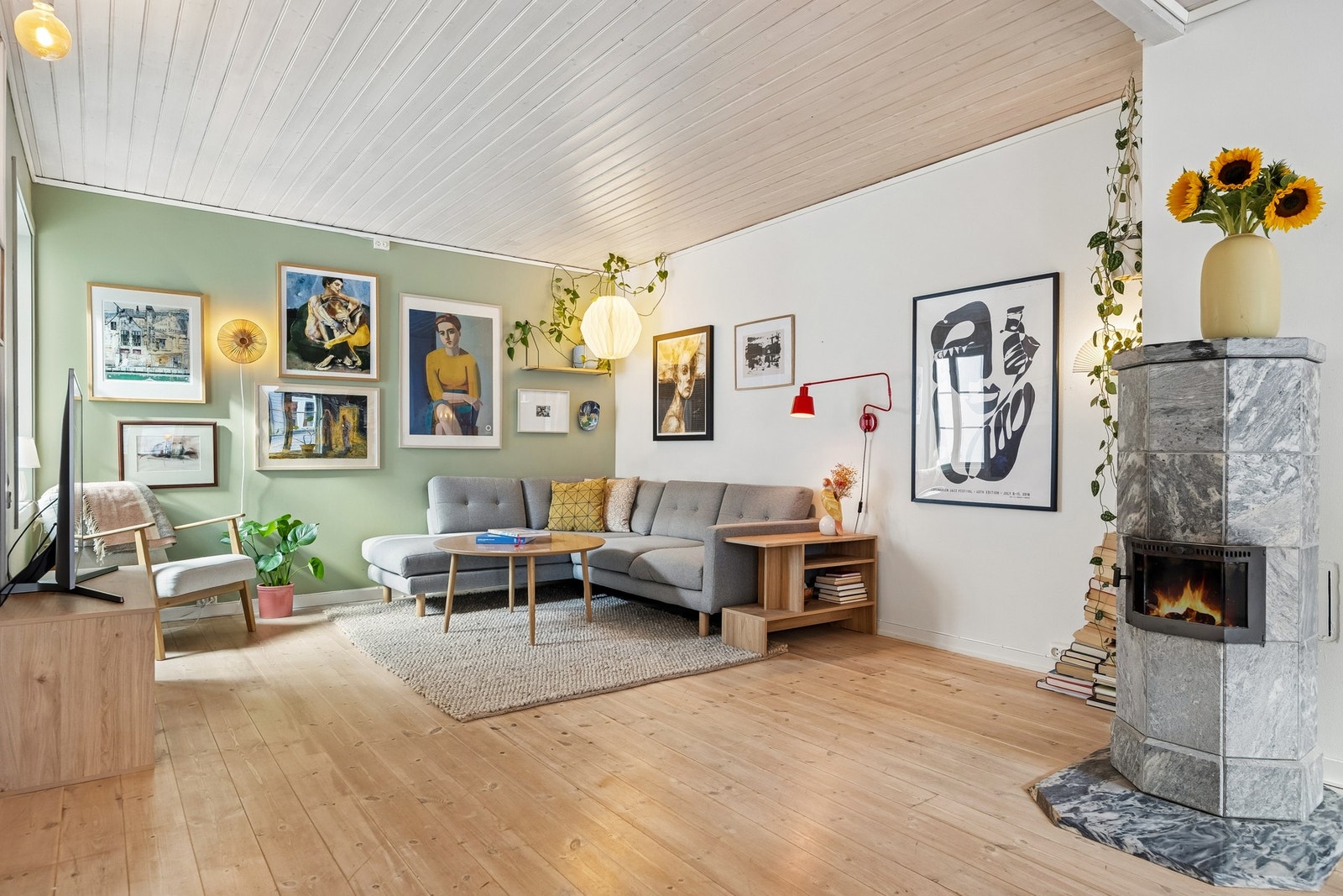 Delikat stue med vedovn som gir rikelig med varme. Stuen oppleves som romslig. Galleribilde