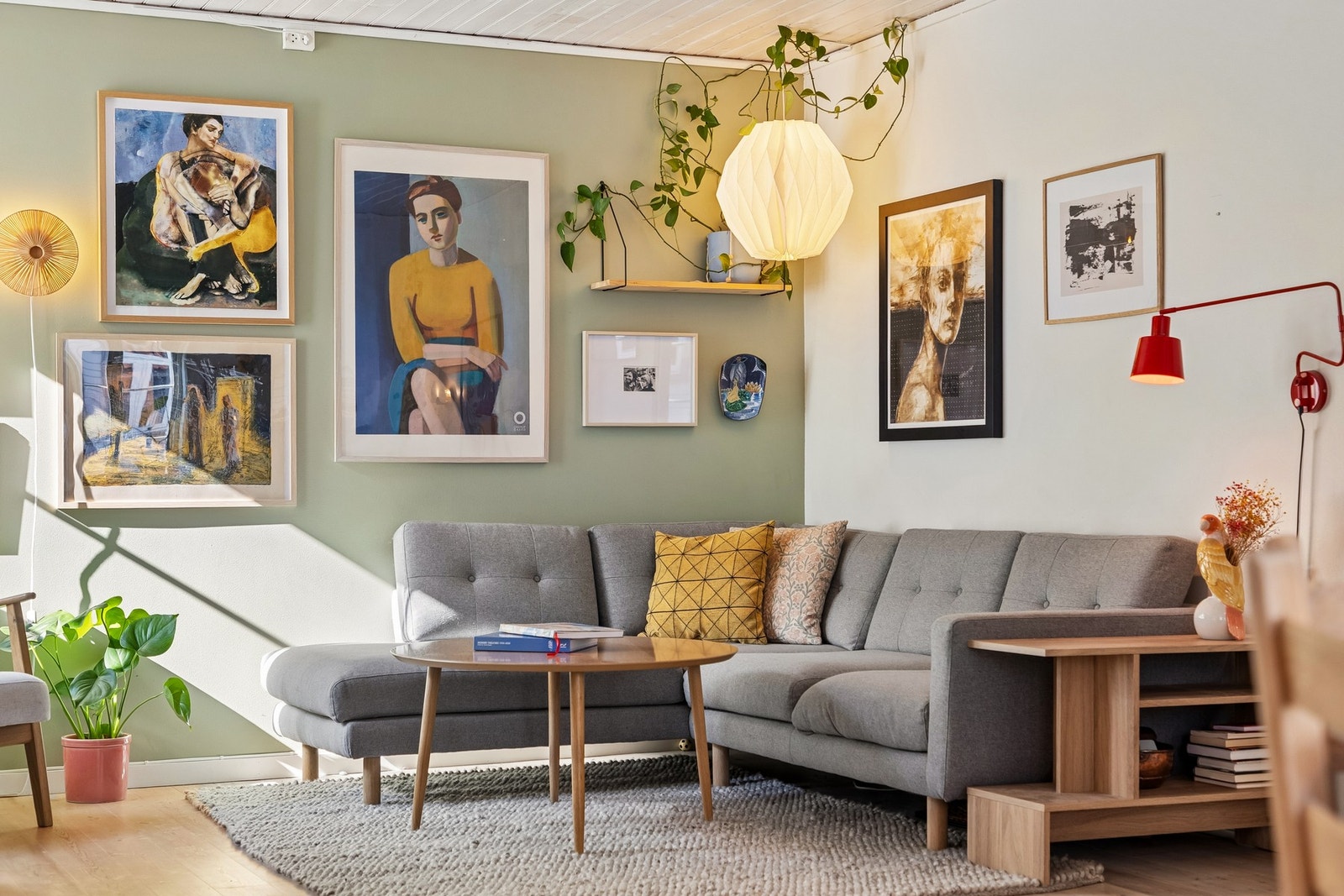 Stuen er romslig og har fine soner for innredning. Tregulv som gir den lune følelsen. Galleribilde