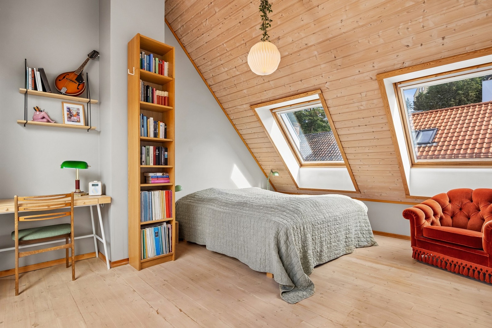 Hovedsoverommet byr på en luftig romfølelse med flott takhøyde, skråhimling og store takvinduer som slipper inn rikelig med naturlig lys. Galleribilde