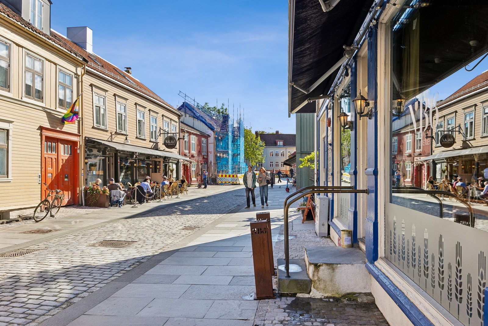 Attraktiv beliggenhet midt i historiske Bakklandet, med sjarmerende trehusbebyggelse og bylivet rett utenfor døren. Galleribilde