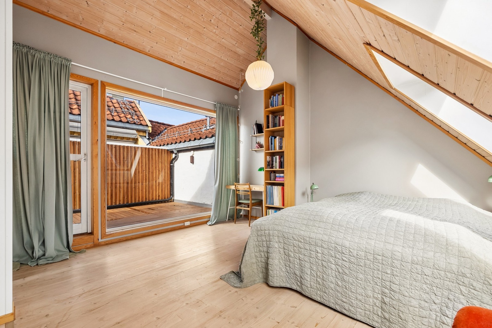 Fra hovedsoverommet er det direkte utgang til boligens takterrasse, en attraktiv forlengelse av rommet og en skjermet uteplass på øverste plan. Galleribilde