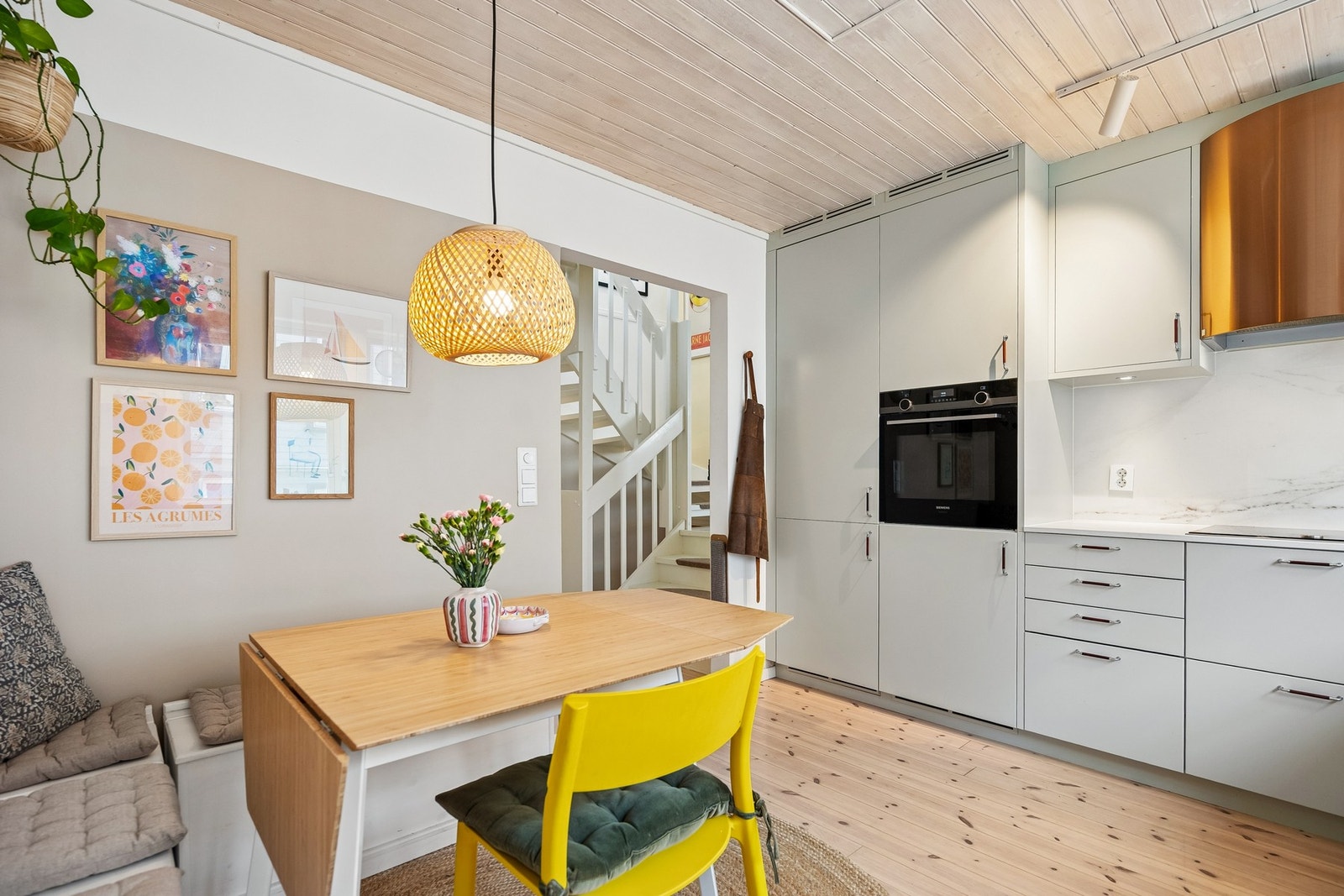 Fra kjøkkenet er det videre adkomst til boligens bad i hovedetasjen. Galleribilde