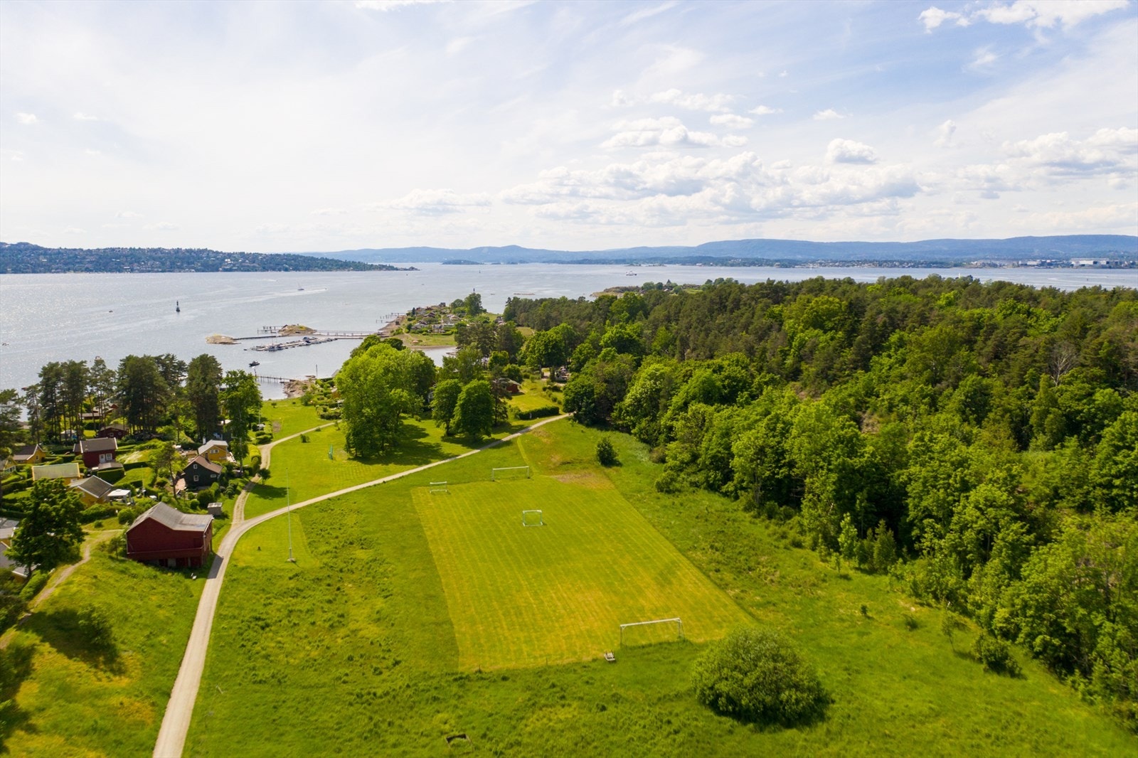Fotballbane for sport og lek midt på Lindøya. Galleribilde