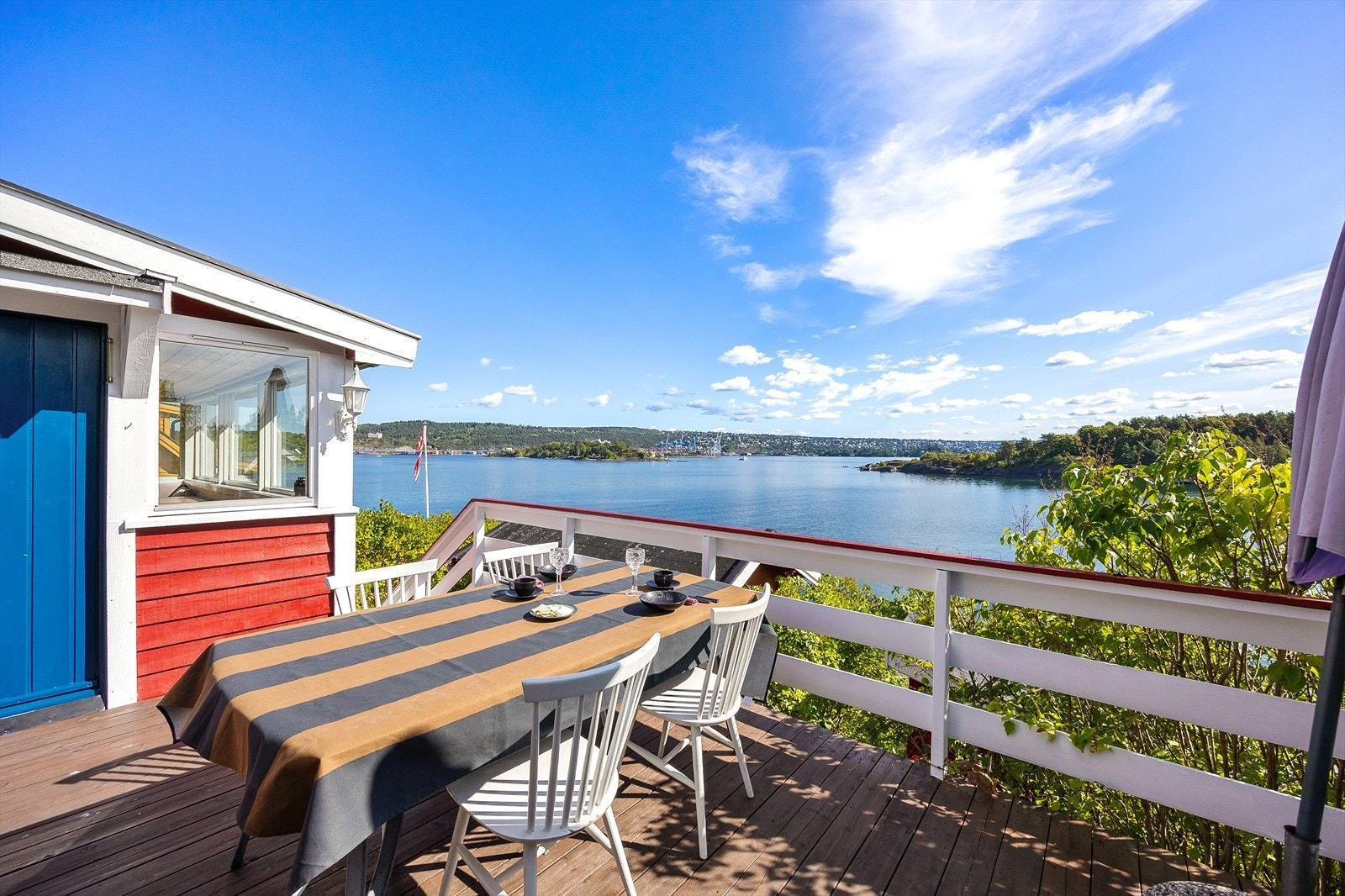 Her viskes skillet mellom inne- og uteområdet naturlig bort i sommerhalvåret. Galleribilde