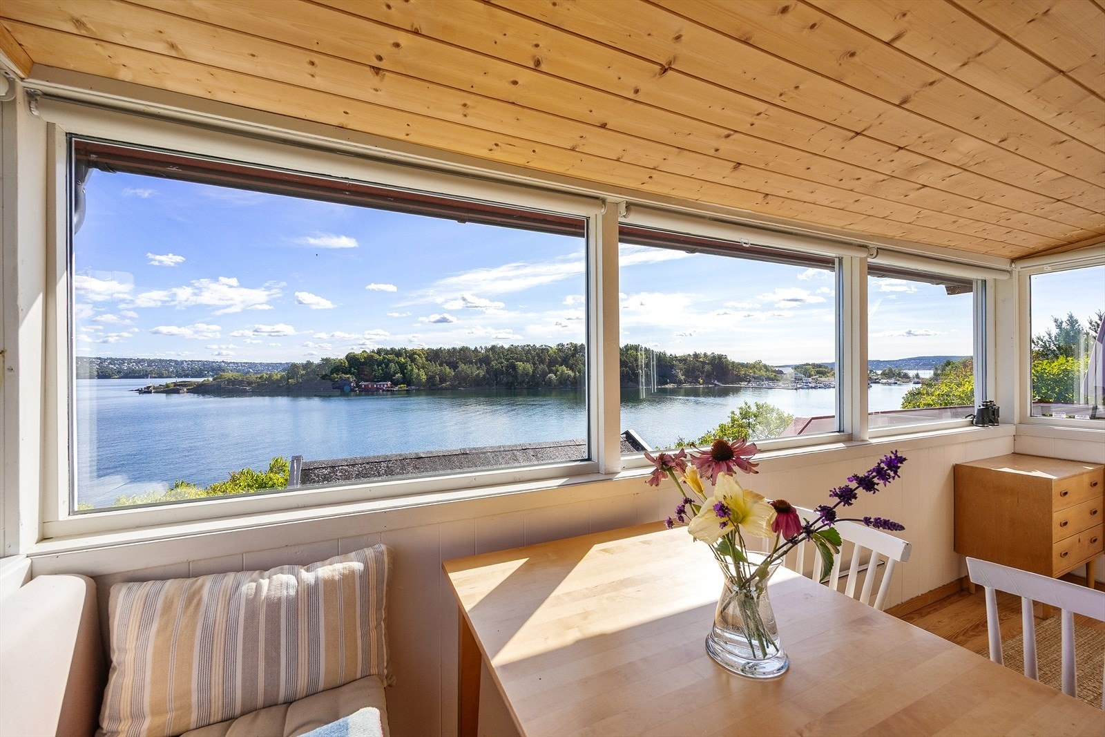 Utsikten er en sentral del av opplevelsen i hytten. Galleribilde