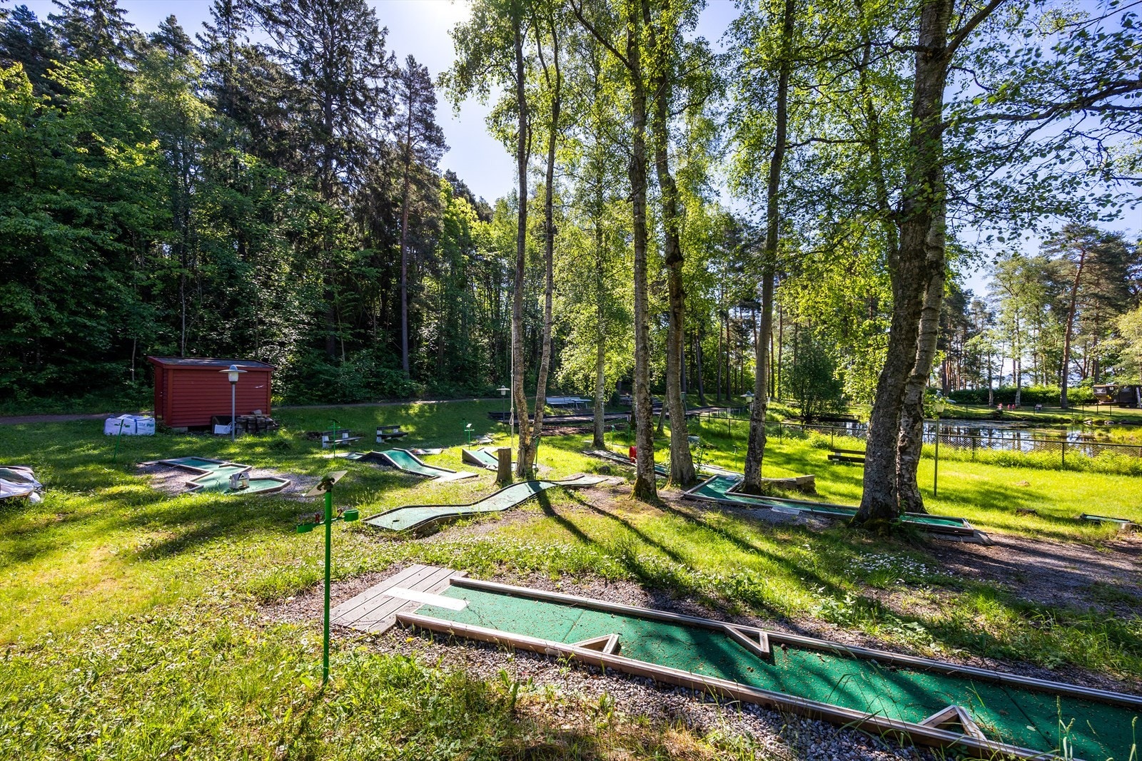 Minigolfbaner tilgjengelig for morsomme aktiviteter på øya. Galleribilde