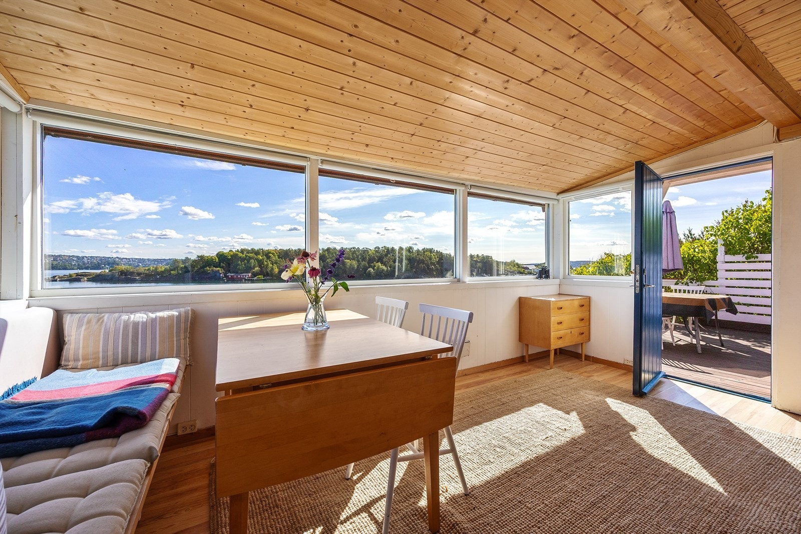 Fra stuen er det direkte utgang til en romslig terrasse på 22 m². Galleribilde