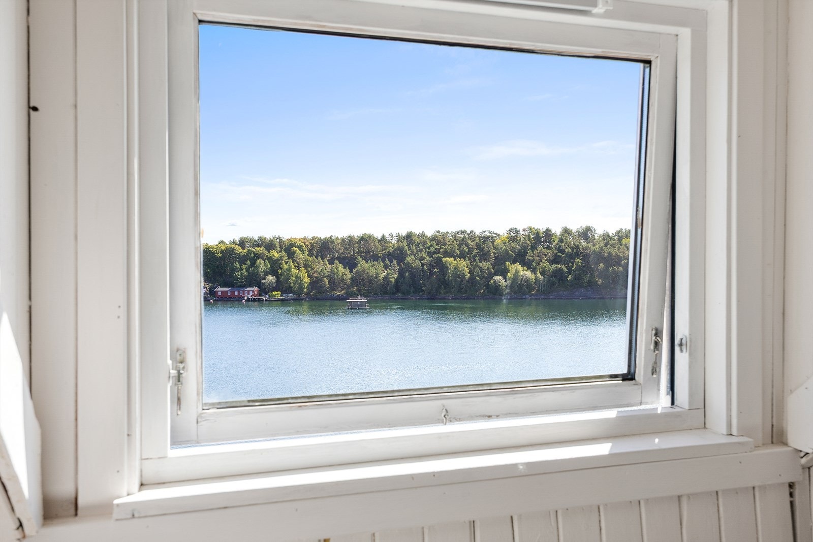 Detaljbilde av vindu med utsikt mot Hovedøya. Galleribilde