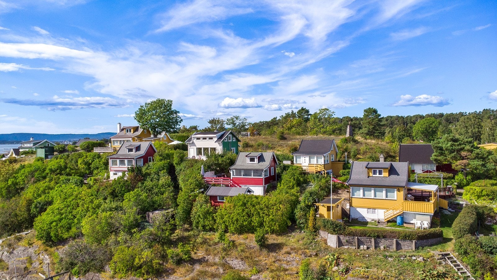 Hytten og annekset ligger fint plassert i det skrånende terrenget. Galleribilde