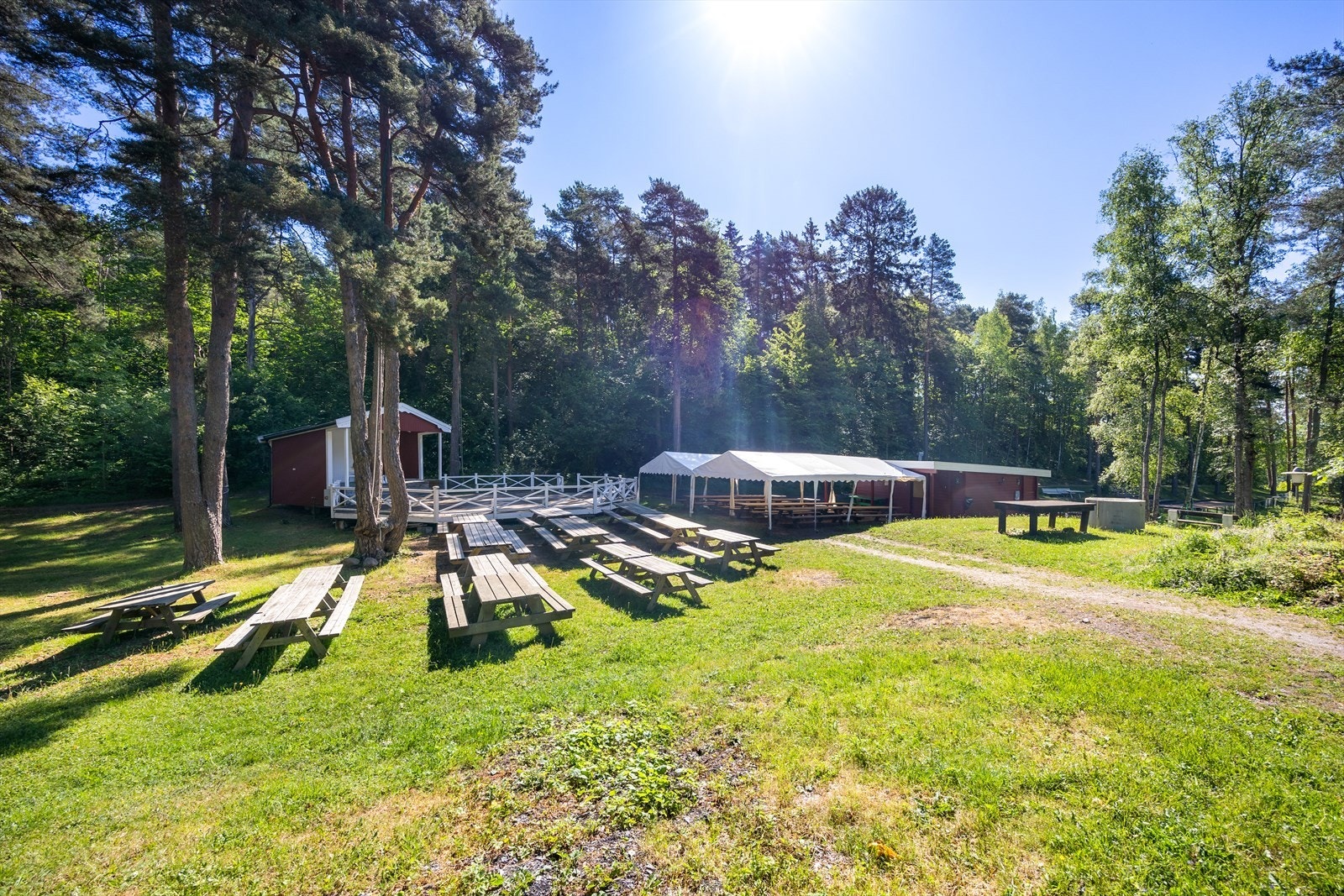 Lindøya's festplass hvor det blir arrangert morsomme aktiviteter for både store og små. Her er det blant annet quizkvelder, golf mesterskap, karneval og mye annet moro som skjer ila sommerhalvåret. Galleribilde