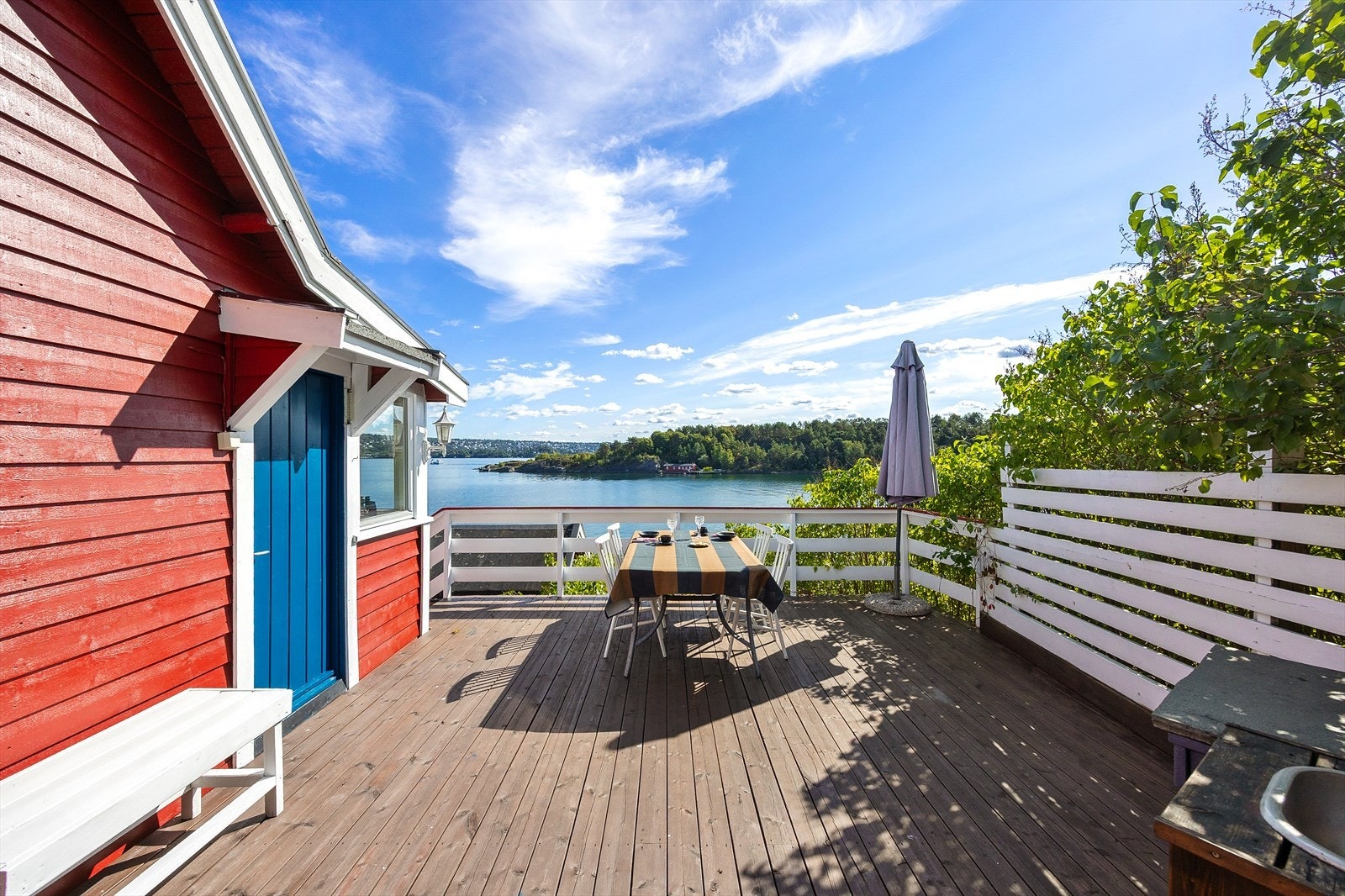 Terrassen har god plass til både utemøbler, grillsone og beplantning. Galleribilde