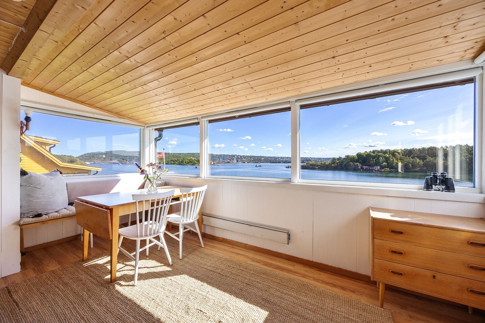 Spiseplassen er perfekt plassert for å nyte utsikten over innseilingen til Oslo. Galleribilde