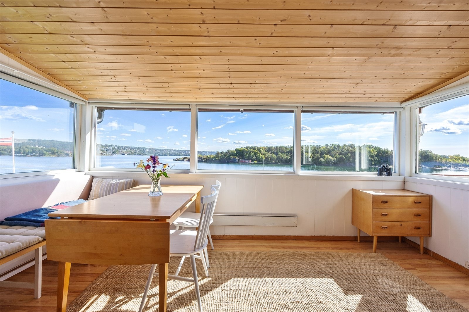 Vindene strekker seg langs flere vegger i stuen og byr på nydelig utsikt mot Oslofjorden. Galleribilde