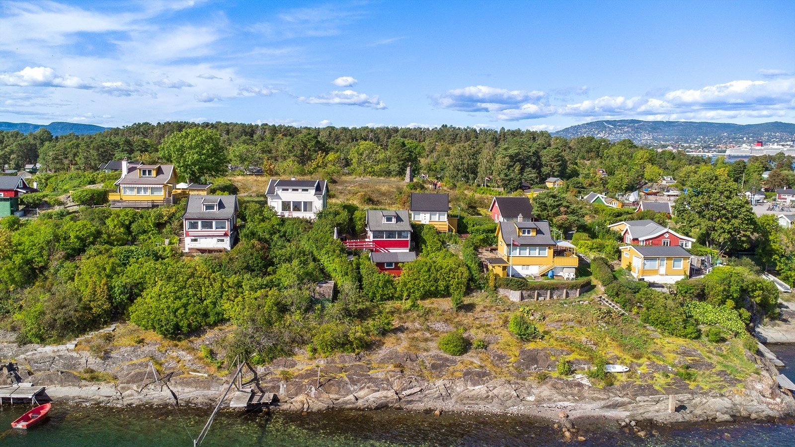 Eiendommen har en av de beste beliggenhetene på øya, i første rekke mot sjøen. Galleribilde