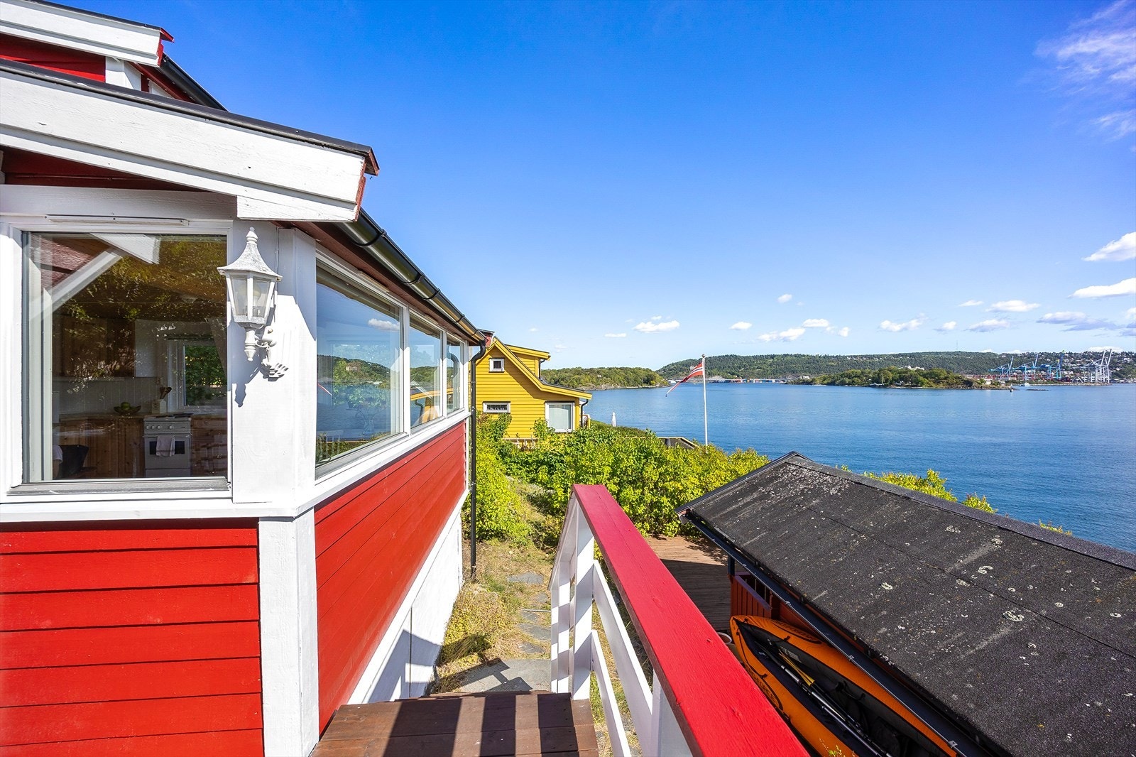 Utsikt langs hytteveggen mot fjorden. Galleribilde