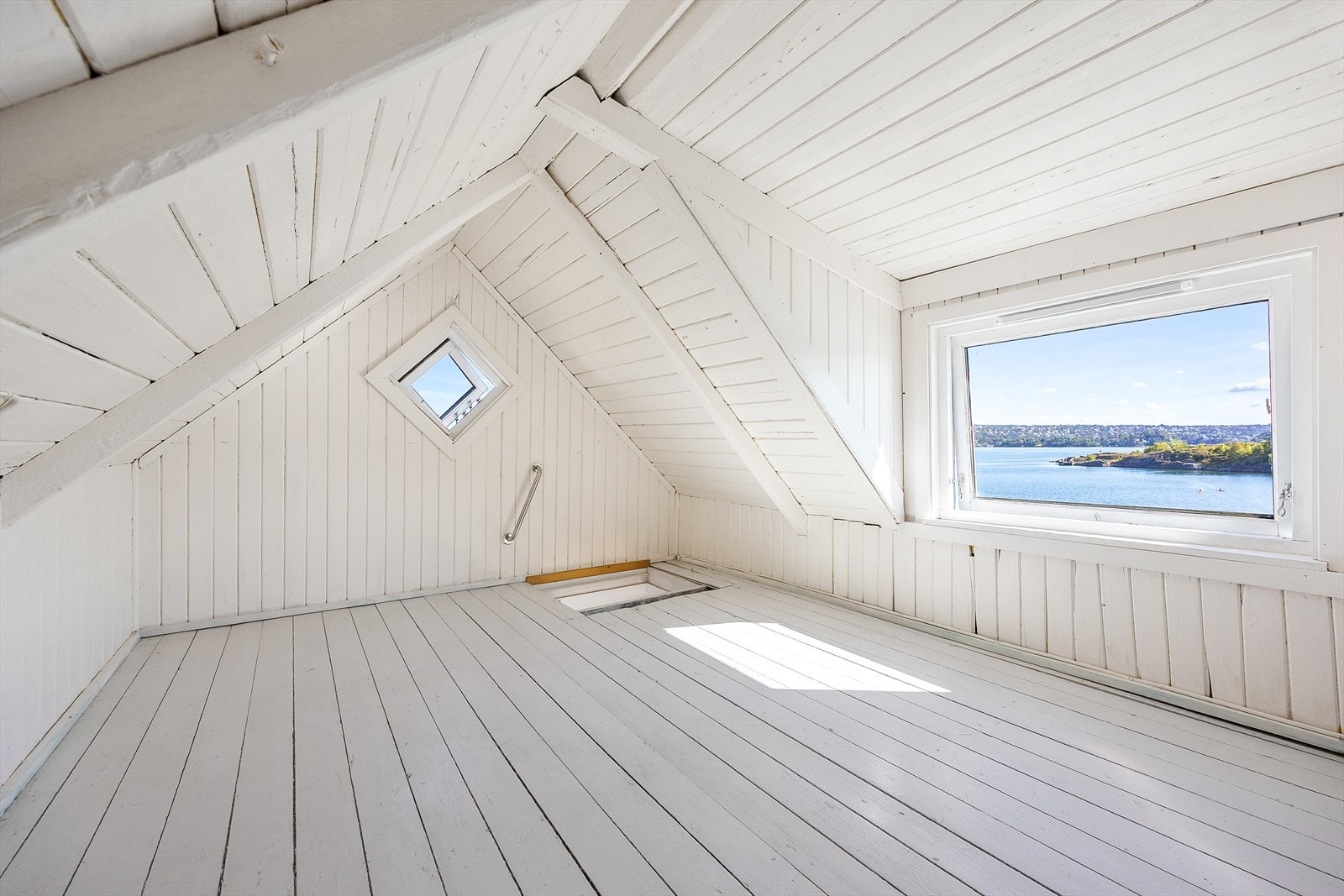 Adkomst til hemsen via stige fra stuen. Loftet har gangbart gulv. Galleribilde