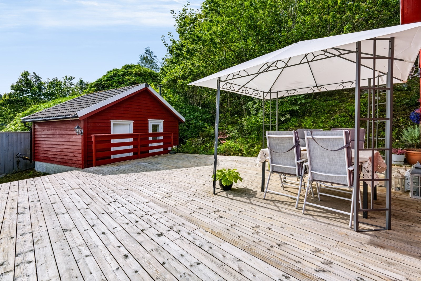 Romslig uthus på ca 18 m² med gode oppbevaringsmuligheter. Her er det plass til hagemøbler, gressklipper og annet hageutstur samt tørrlagring av ved. I deler av utehuset er også hyttens biotoalett. Galleribilde