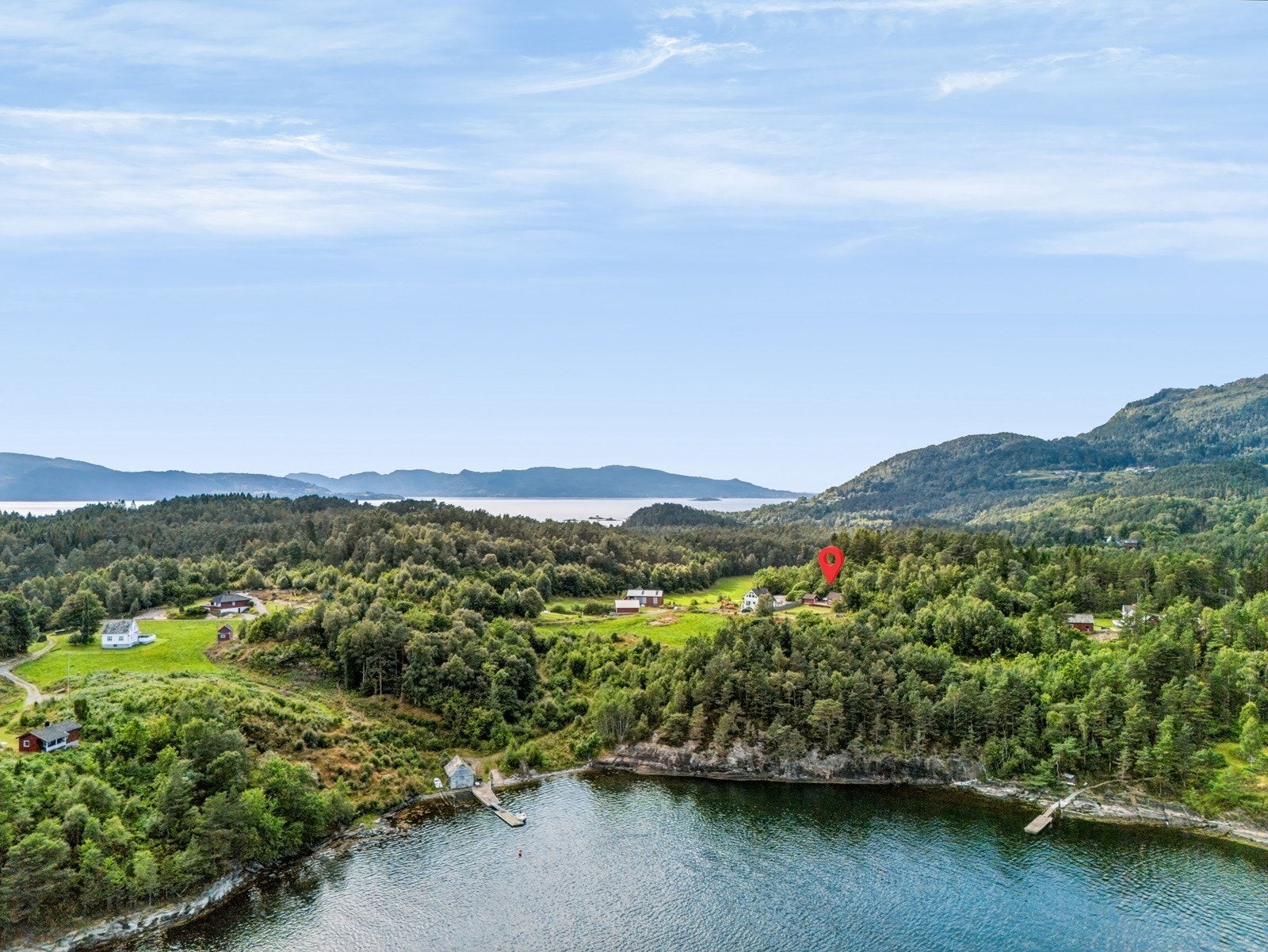 Med båt er det enkelt å ta turen til Ølen, Etne og den vakre Åkrafjorden, eller besøke Sæbøvik på Halsnøy og Rosendal lenger inne i Hardangerfjorden. Galleribilde