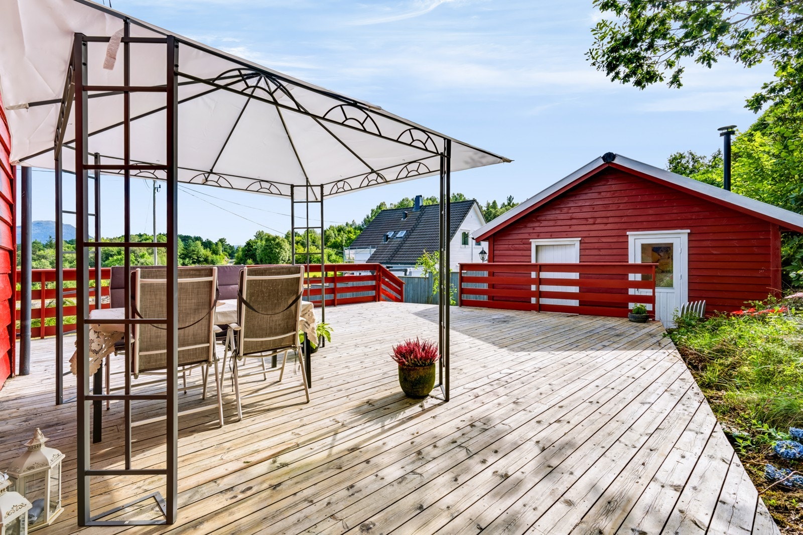 Her venter rolige omgivelser, vakker kystnatur og storslått fjordlandskap som danner en perfekt ramme for avslappende dager ved sjøen. Galleribilde