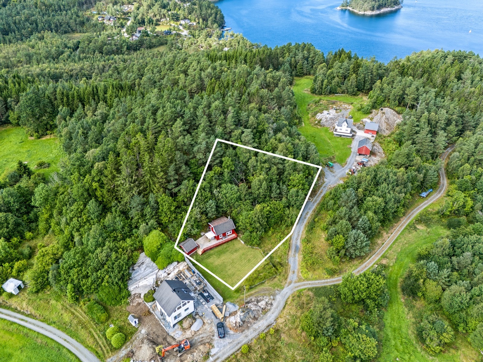 Eiendommen ligger idyllisk til på Borgundøy på dyrnes, en naturskjønn øyperle i Sunnhordlandsbassenget. Galleribilde