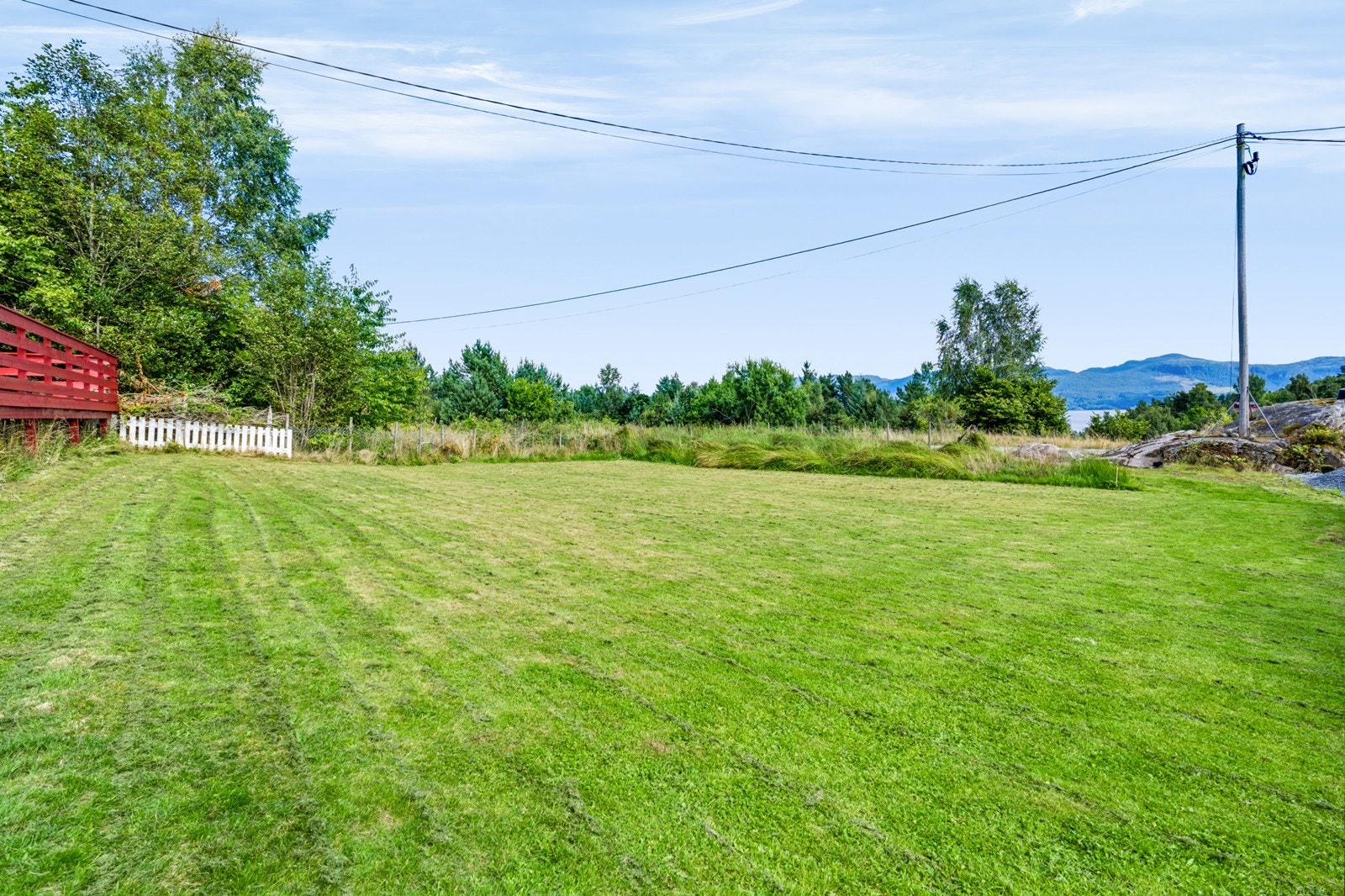 Flat og anvendelig tomt med god plass til både lek og hageaktiviteter. Galleribilde