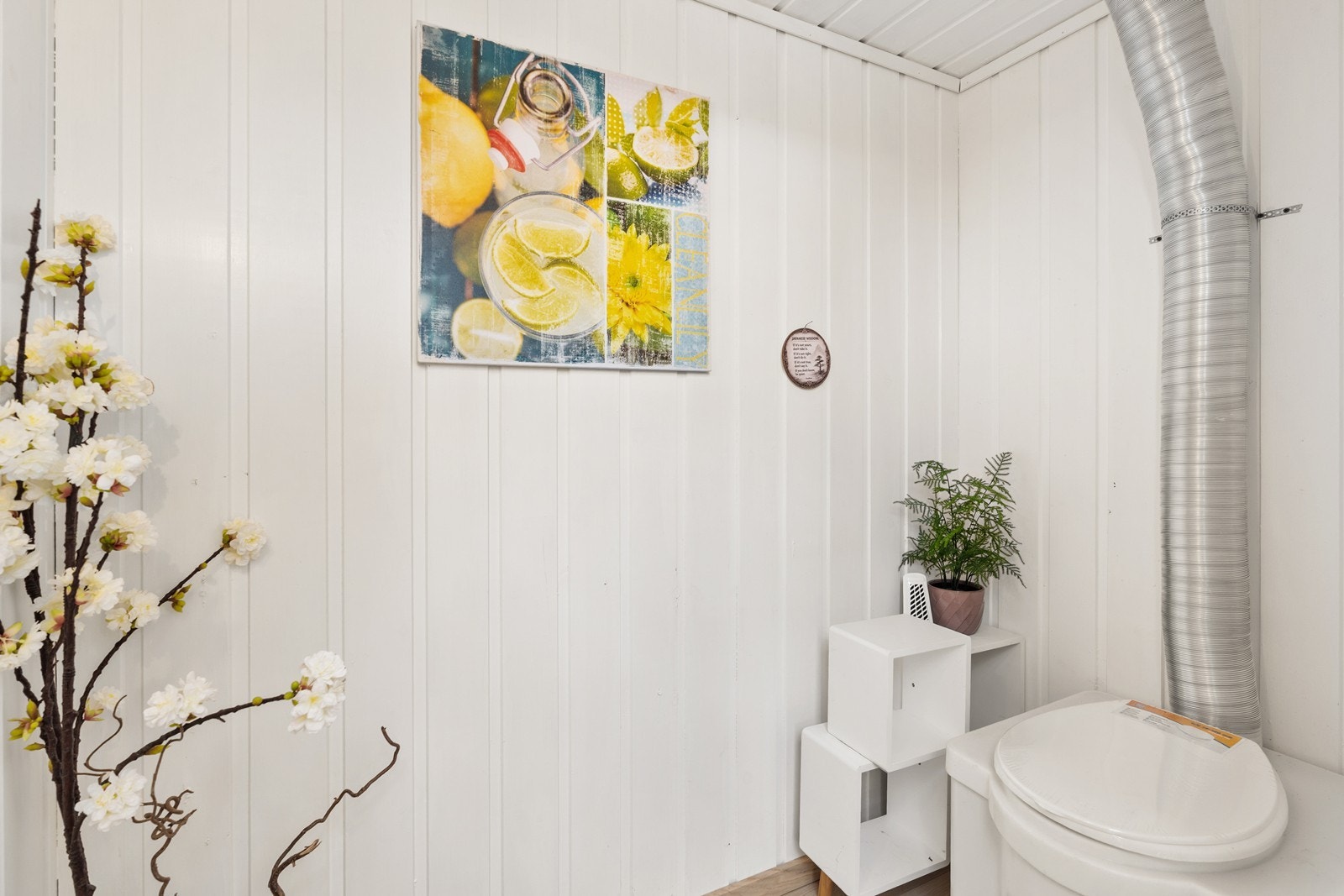 Biotoalett i frittstående uthus. Galleribilde