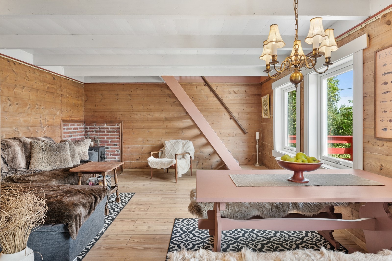 Stue- og kjøkkendelen har en naturlig inndeling med god plass til både spisebord og sofagruppe, noe som skaper et sosialt samlingspunkt for familie og venner. Galleribilde
