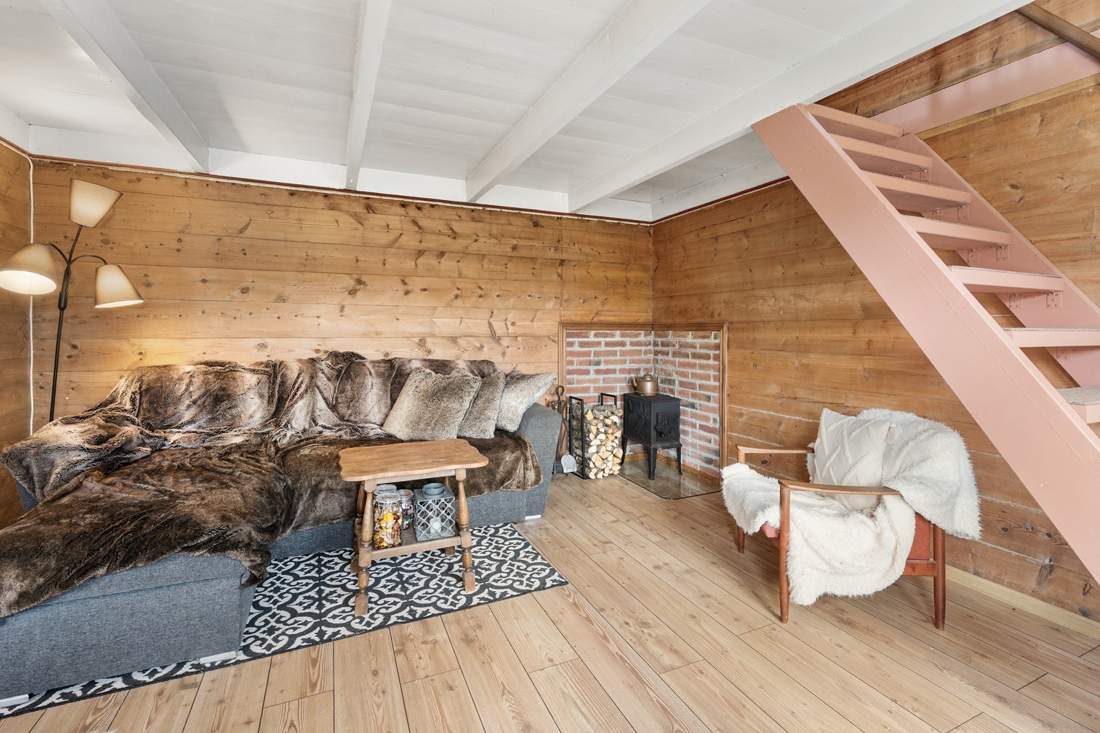 Trappen leder opp til loftetasjen. Galleribilde