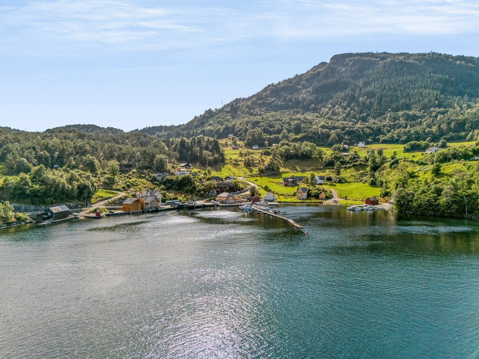 Ferjesambandet mellom Sydnes og Borgundøy gir enkel tilgang til øya. Per i dag er overfarten gratis for både passasjerer og kjøretøy, noe som gjør adkomsten både enkel og kostnadseffektiv. Galleribilde