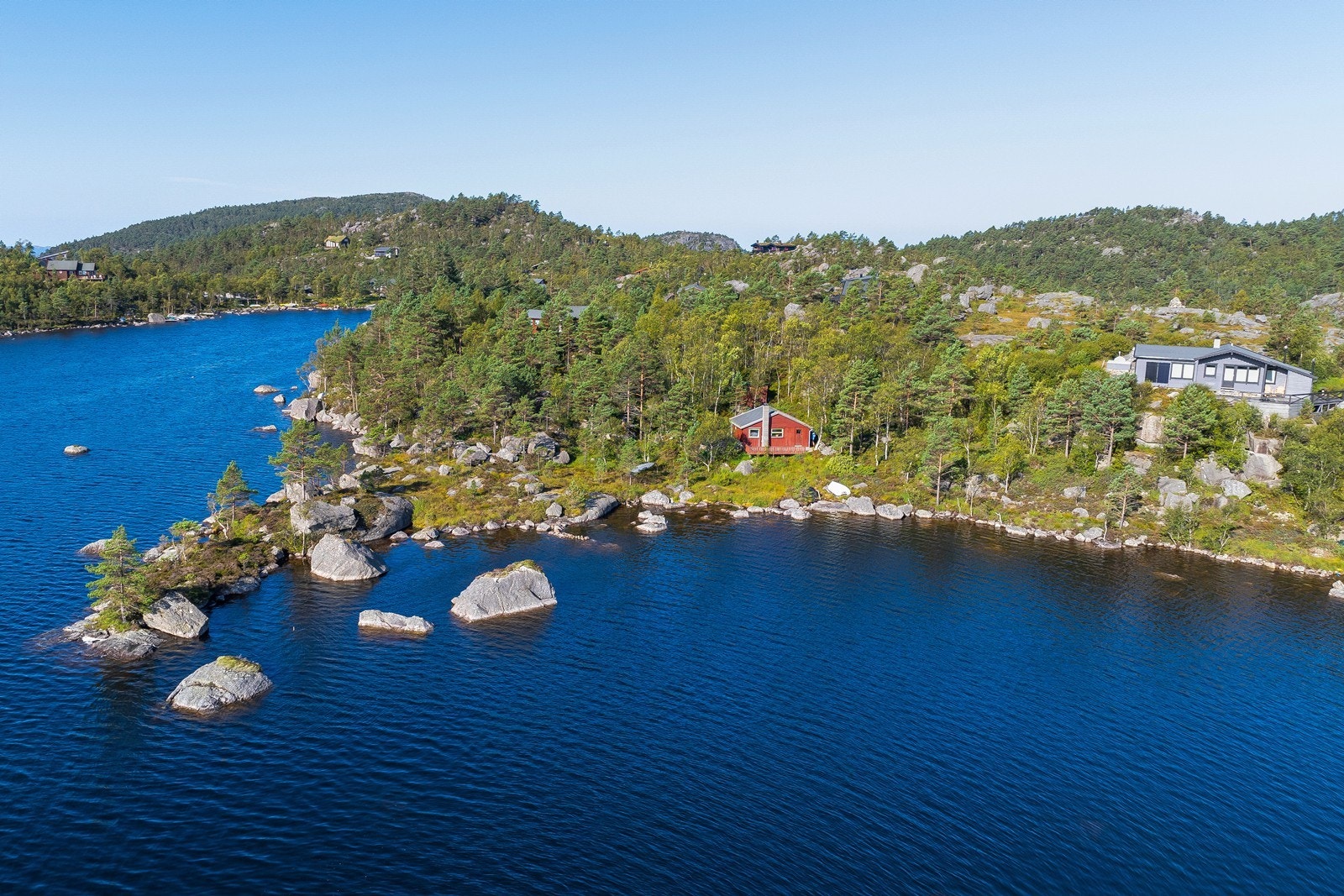 Her kan du nyte hyttelivet med vannet som nærmeste nabo og flott natur på alle kanter. Galleribilde