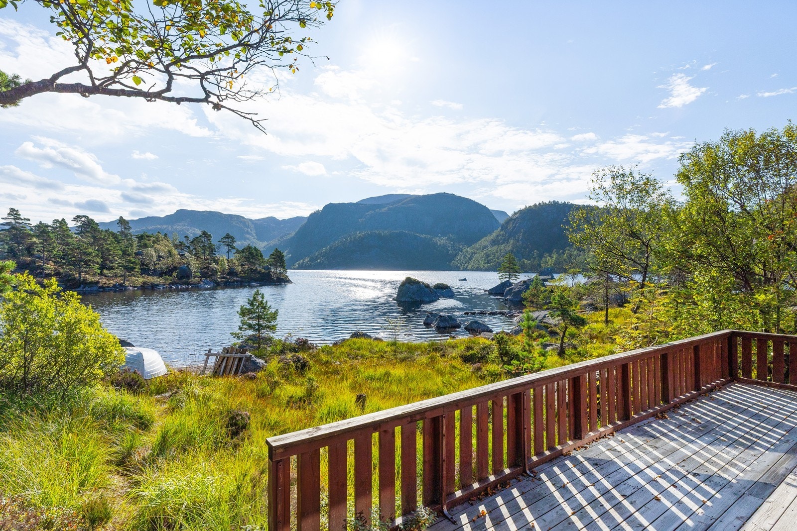 Fra terrassen kan du nyte panoramautsikt over vannet, holmene og det vakre landskapet rundt. Galleribilde