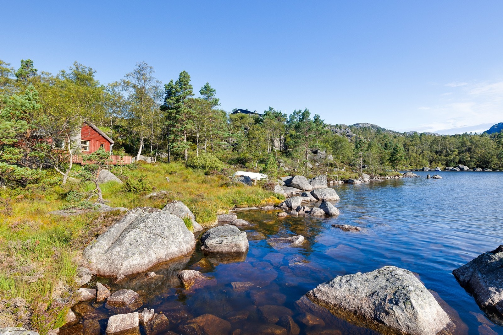 Naturtomten strekker seg helt ned mot vannkanten. Galleribilde