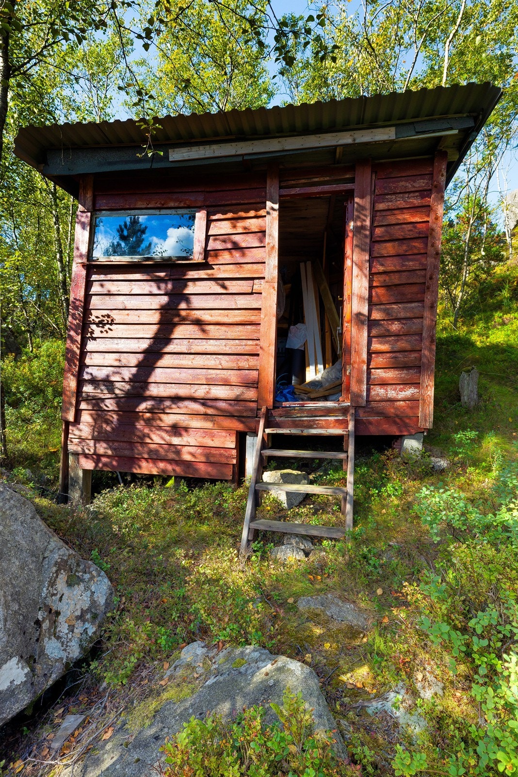 Uthuset har utedo og ekstra lagringsmuligheter for utstyr og redskaper. Galleribilde