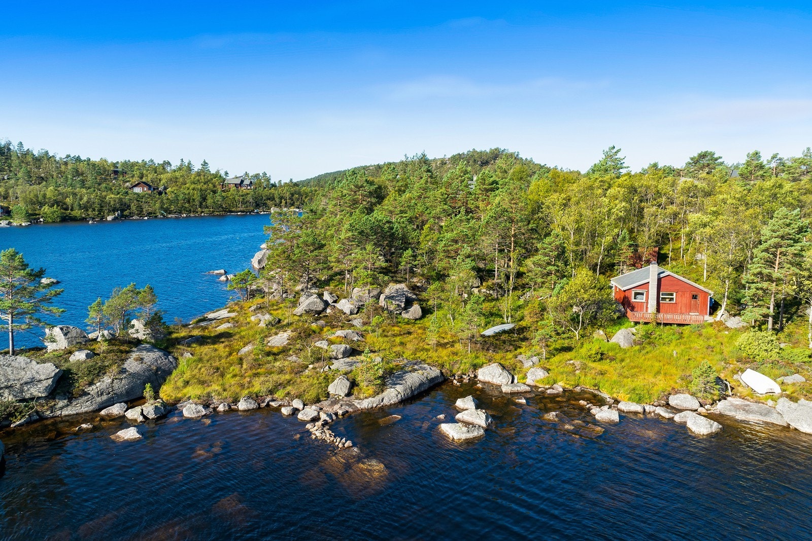 Hytta har en sjelden flott plassering helt nede ved vannkanten i naturskjønne omgivelser. Galleribilde