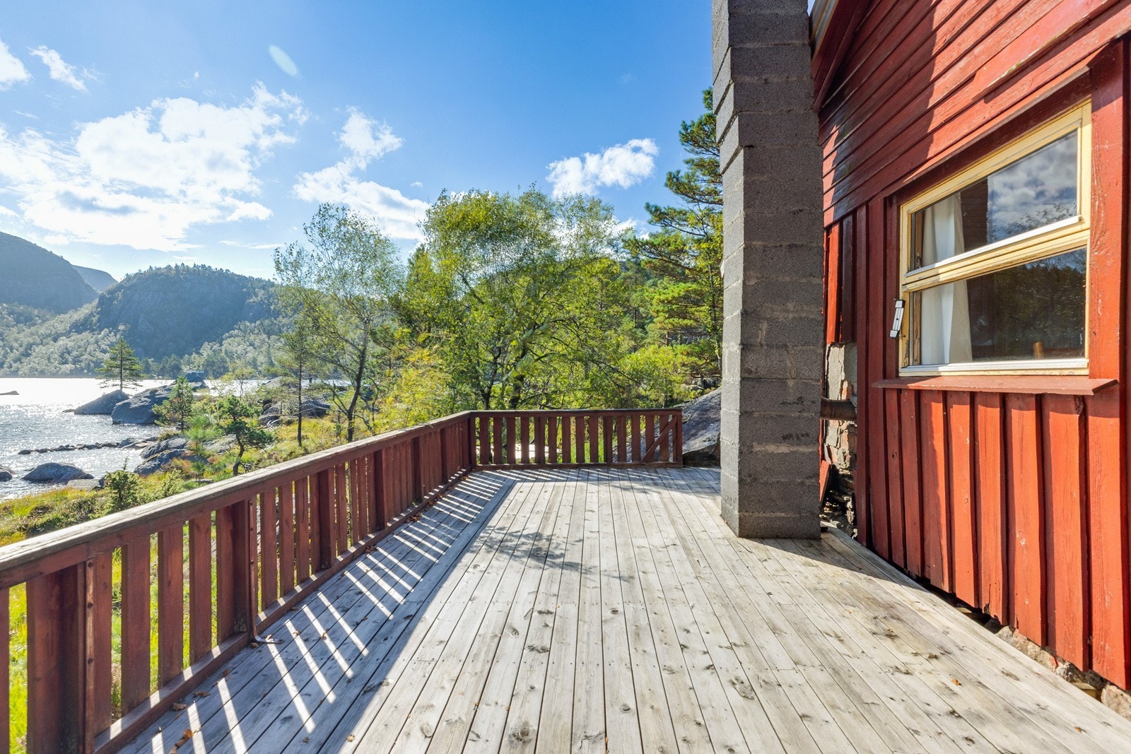 Solrik terrasse med vakre omgivelser og nærhet til vannet. Galleribilde