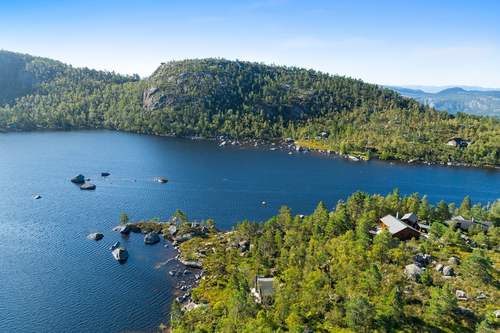 Dronebildet viser den unike plasseringen ved vannet og de flotte naturomgivelsene. Galleribilde